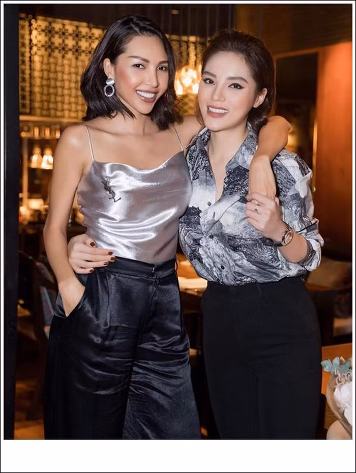 Trang phục của cặp đôi thường có sự đồng điệu về kiểu dáng và màu sắc.