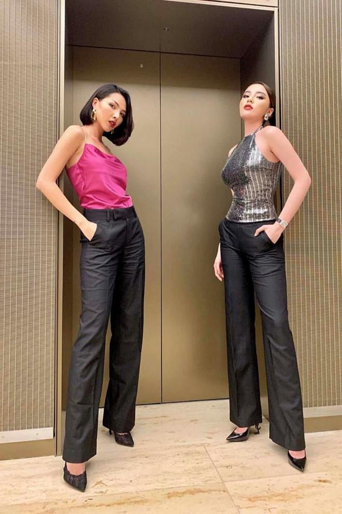 Phong cách gợi cảm và đồng điệu của hai người đẹp khiến nhiều người "nóng mắt".