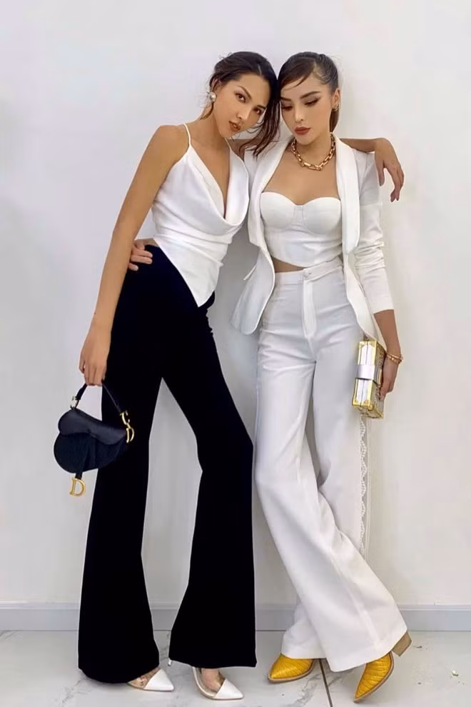 Mới đây, cặp đôi cũng diện trang phục đồng điệu cực gợi cảm đi sự kiện. Với thiết kế đến từ một thương hiệu trong nước, cả hai đều chọn áo crop top và quần cạp cao ống loe để "hack" chiều cao, khoe "đôi chân vạn người mê".