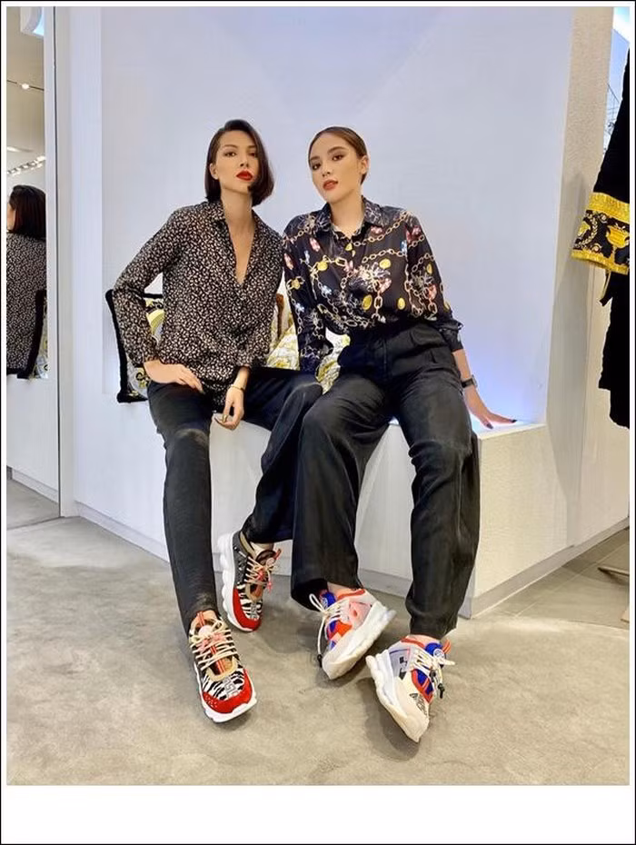 Đến cả phụ kiện như đôi sneaker của họ cũng có sự tương đồng về kiểu dáng và màu sắc.