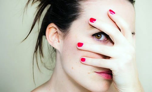 Các kẽ ngón tay và chân. Đừng quên bôi kem chống nắng cho những vùng da bị che khuất này, bởi nó cũng có thể bị tia tử ngoại tấn công và gây ra ung thư da.