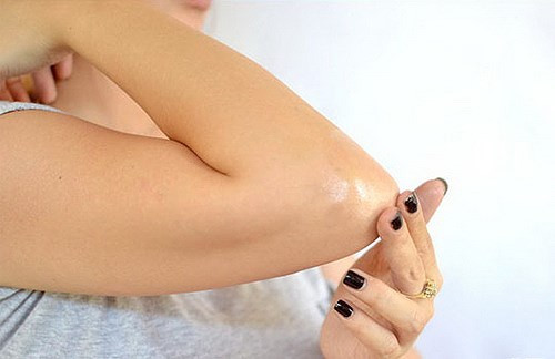 Khuỷu tay. Bạn có biết rằng phần khuỷu tay thâm đen, thô ráp trông rất mất thẩm mỹ và thiếu nữ tính. Phần khủy tay cũng rất cần sự chăm sóc bằng cách tẩy da chết hàng tuần, thoa kem chống nắng mỗi khi ra ngoài.