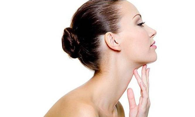 Tai. Bạn có thể không biết rằng vùng da tai rất dễ bị tế bào ung thư tấn công. Do vậy, hãy bóp kem chống nắng và thấm lên bông gạc, sau đó thoa lên khắp tai của bạn trước khi ra nắng. 