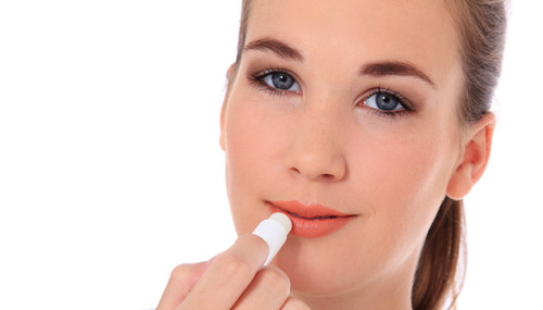 Môi. Thực chất, môi dưới có nguy cơ bị ung thư cao gấp 12 lần so với môi trên, vì vậy rất chúng cần một lớp kem hoặc son chống nắng bảo vệ. Bạn không nên bỏ quên đôi môi của mình dưới ánh nắng mặt trời mà hãy sử dụng son dưỡng có SPF 30 trở lên.