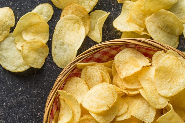 Bim bim: Tương tự như khoai tây chiên, bim bim cũng là một loại carb tinh chế sản xuất AGE, nhiều natri không tốt cho sức khỏe. Các yếu tố này làm cho chúng có khả năng kích thích viêm cơ thể.