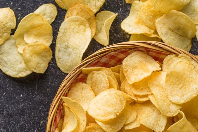 Bim bim: Tương tự như khoai tây chiên, bim bim cũng là một loại carb tinh chế sản xuất AGE, nhiều natri không tốt cho sức khỏe. Các yếu tố này làm cho chúng có khả năng kích thích viêm cơ thể.