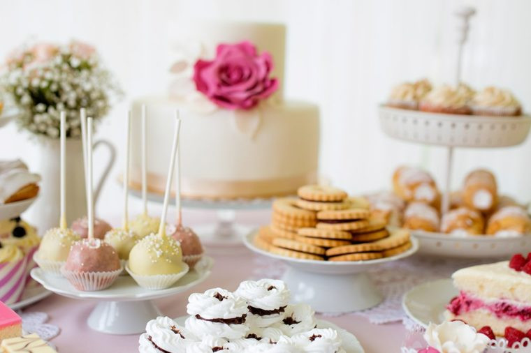 Bánh, bánh quy và đồ ngọt khác: Tất cả những thực phẩm này đều chứa đường và chất béo bão hòa gây viêm nên những người bị viêm khớp nên tránh xa.