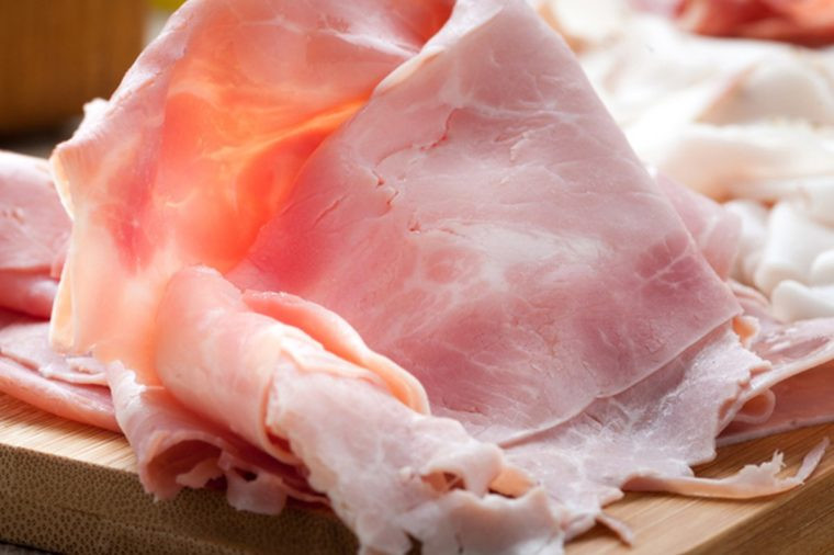 Thịt chế biến: Thịt chế biến (và thực phẩm chế biến) là tác nhân gây viêm chính. Thực phẩm chế biến có chứa chất béo bão hòa và lượng natri cao nên bạn cần tránh nếu đang bị viêm khớp. Ảnh: Shutterstock.