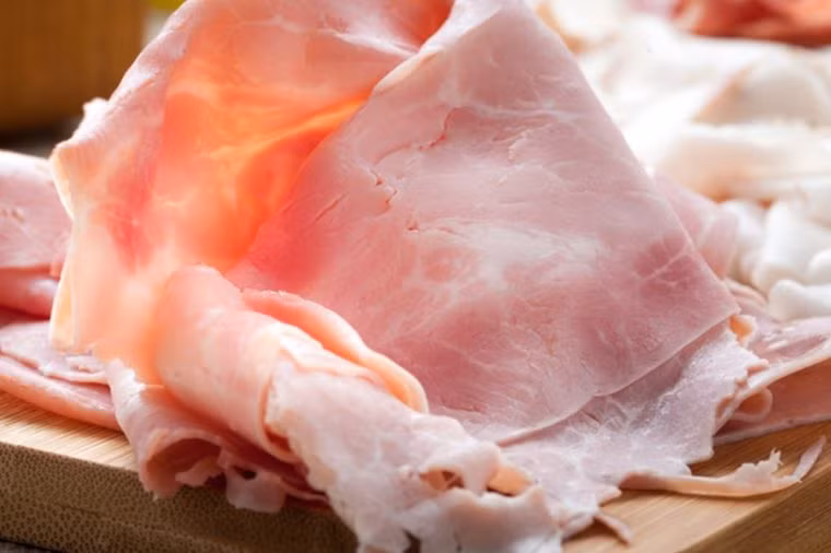 Thịt chế biến: Thịt chế biến (và thực phẩm chế biến) là tác nhân gây viêm chính. Thực phẩm chế biến có chứa chất béo bão hòa và lượng natri cao nên bạn cần tránh nếu đang bị viêm khớp. Ảnh: Shutterstock.