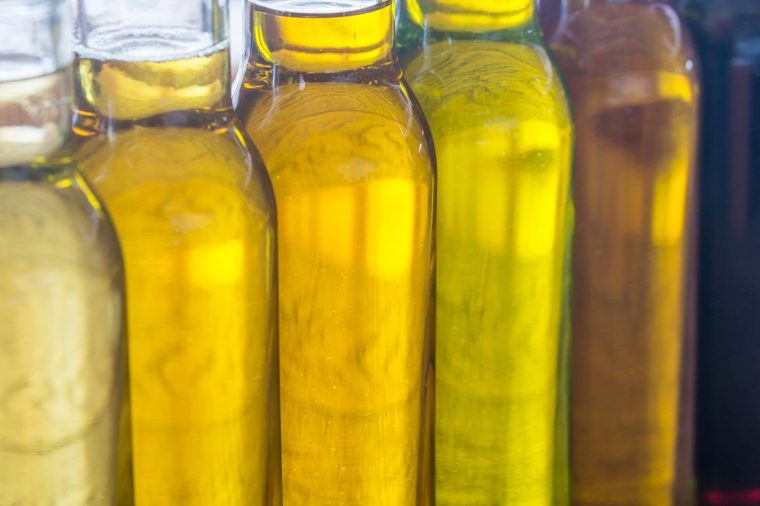 Dầu hướng dương, ngô và dầu đậu nành: Các loại dầu ăn này đều có một điểm chung: Chúng có cấu tạo từ nhiều axit béo omega-6 hơn axit béo omega-3. Vì vậy, chúng có thể làm cho các triệu chứng viêm khớp trở nên tồi tệ hơn. Hãy thử thay thế các loại dầu này bằng dầu bơ, dầu óc chó, dầu hạt lanh hoặc dầu gan cá tuyết.