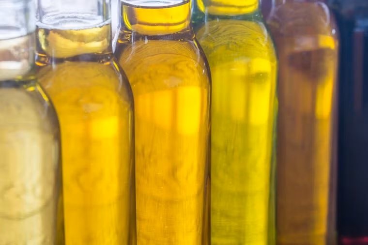 Dầu hướng dương, ngô và dầu đậu nành: Các loại dầu ăn này đều có một điểm chung: Chúng có cấu tạo từ nhiều axit béo omega-6 hơn axit béo omega-3. Vì vậy, chúng có thể làm cho các triệu chứng viêm khớp trở nên tồi tệ hơn. Hãy thử thay thế các loại dầu này bằng dầu bơ, dầu óc chó, dầu hạt lanh hoặc dầu gan cá tuyết.