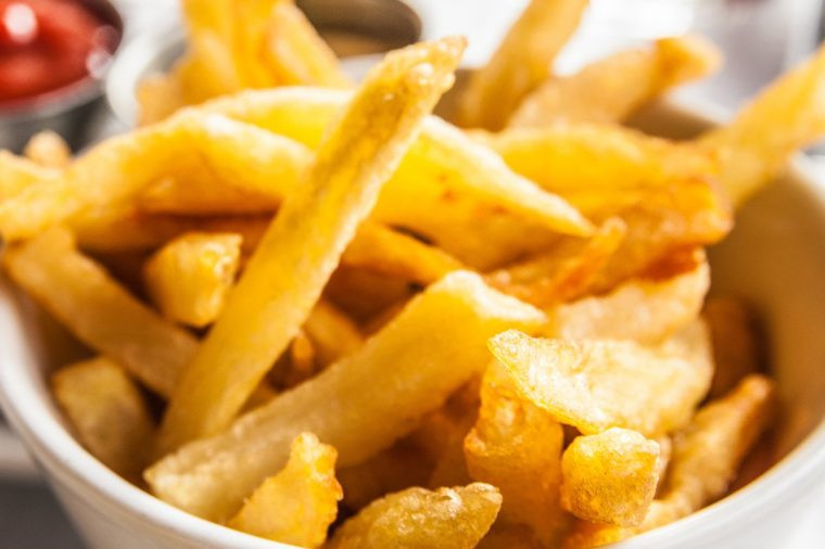 Khoai tây chiên: Thực tế, ăn khoai tây chiên sẽ làm cho những người bị viêm khớp bệnh nặng hơn. Ngoài ra, khoai tây chiên thường được chiên trong dầu thực vật bao gồm các axit béo omega-6 gây viêm.