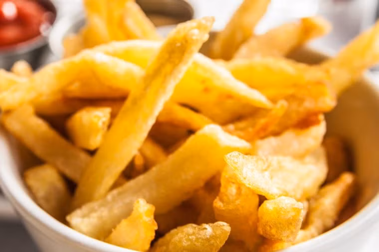 Khoai tây chiên: Thực tế, ăn khoai tây chiên sẽ làm cho những người bị viêm khớp bệnh nặng hơn. Ngoài ra, khoai tây chiên thường được chiên trong dầu thực vật bao gồm các axit béo omega-6 gây viêm.