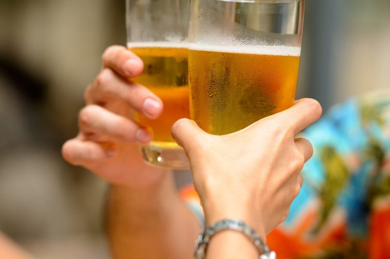 Đồ uống có cồn có thể gây những tổn thương nghiêm trọng đối với gan. Khi gan bị tổn thương, khớp của bạn dễ bị đau và viêm. Nếu bạn mắc bệnh viêm khớp, tốt nhất là không nên sử dụng đồ uống có cồn.