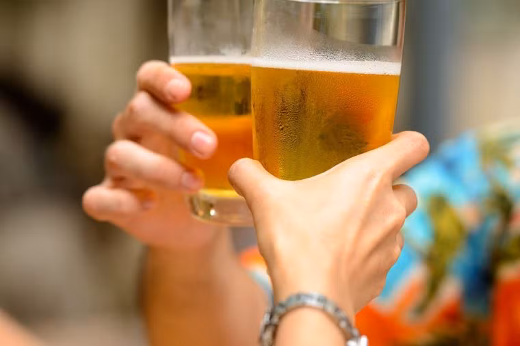 Đồ uống có cồn có thể gây những tổn thương nghiêm trọng đối với gan. Khi gan bị tổn thương, khớp của bạn dễ bị đau và viêm. Nếu bạn mắc bệnh viêm khớp, tốt nhất là không nên sử dụng đồ uống có cồn.