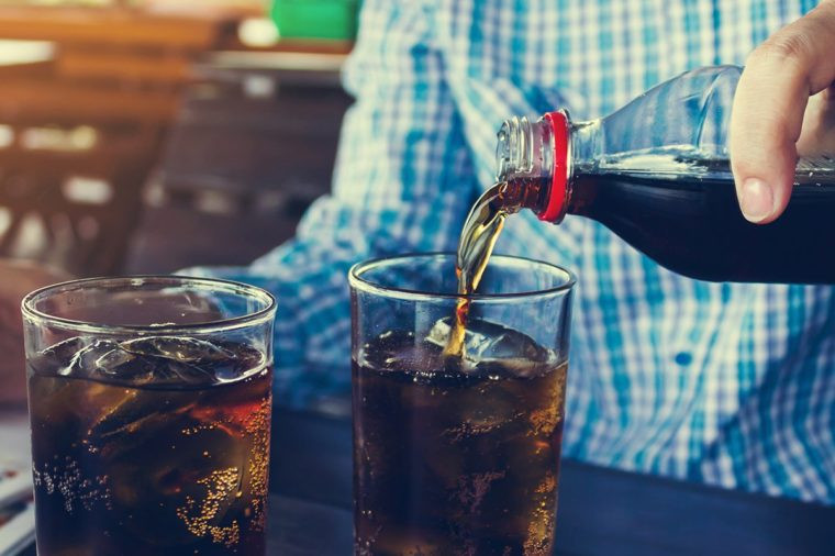 Nước ngọt: Bạn có thể tìm thấy đường, aspartame hoặc axit photphoric trong danh sách thành phần của hầu hết các loại soda. Tất cả các chất này đều có thể bùng phát cơn đau viêm khớp.