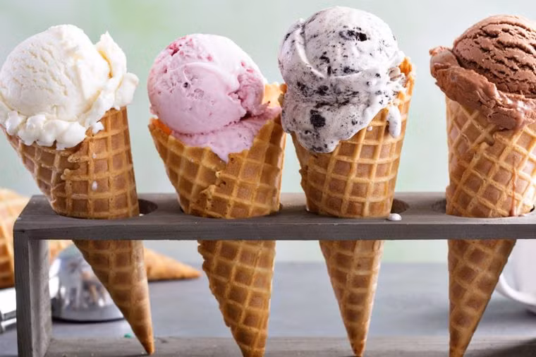 Kem: Đường là một tác nhân gây viêm chủ yếu trong chế độ ăn uống của chúng ta, vì chất béo bão hòa có thể làm cho các triệu chứng viêm khớp trở nên tồi tệ hơn. Kem có hàm lượng chất béo bão hòa và đường cao, không tốt cho người viêm khớp.