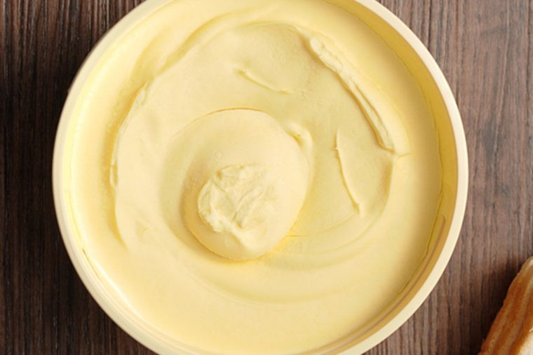 Bơ thực vật: Khi bạn ăn những loại chất béo này, chúng sẽ làm giảm lượng cholesterol tốt đồng thời làm tăng lượng cholesterol xấu cũng như tăng các dấu hiệu viêm trong cơ thể. Do đó, hãy ăn các loại dầu có hàm lượng omega-3 tốt cho tim như quả bơ, quả óc chó và hạt lanh.