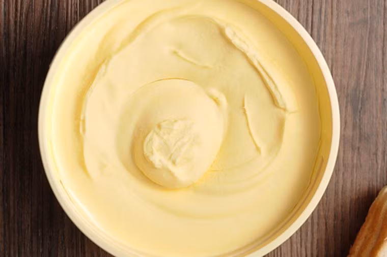 Bơ thực vật: Khi bạn ăn những loại chất béo này, chúng sẽ làm giảm lượng cholesterol tốt đồng thời làm tăng lượng cholesterol xấu cũng như tăng các dấu hiệu viêm trong cơ thể. Do đó, hãy ăn các loại dầu có hàm lượng omega-3 tốt cho tim như quả bơ, quả óc chó và hạt lanh.