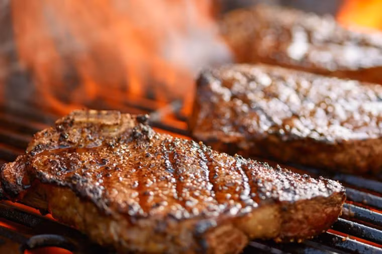 Thịt đỏ: Các loại thịt, đặc biệt là thịt đỏ, làm tăng tình trạng viêm trong cơ thể. Do vậy, bạn hãy cố gắng giảm lượng thịt đỏ nếu bạn có thể.