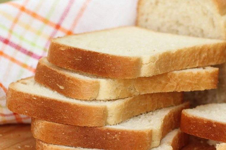 Bánh mì trắng: Carbohydrate tinh chế như bánh mì trắng không chỉ cung cấp cho cơ thể bạn ít dinh dưỡng mà còn có thể thúc đẩy sản xuất một thứ gọi là sản phẩm glycation end (AGE) tiên tiến. Các hợp chất này được biết đến để thúc đẩy viêm, điều cấm kỵ cho những người bị viêm khớp.