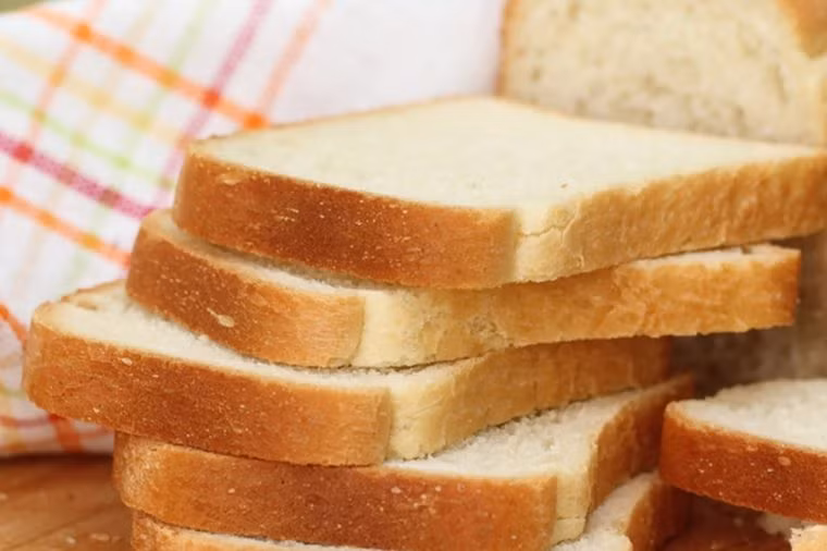 Bánh mì trắng: Carbohydrate tinh chế như bánh mì trắng không chỉ cung cấp cho cơ thể bạn ít dinh dưỡng mà còn có thể thúc đẩy sản xuất một thứ gọi là sản phẩm glycation end (AGE) tiên tiến. Các hợp chất này được biết đến để thúc đẩy viêm, điều cấm kỵ cho những người bị viêm khớp.