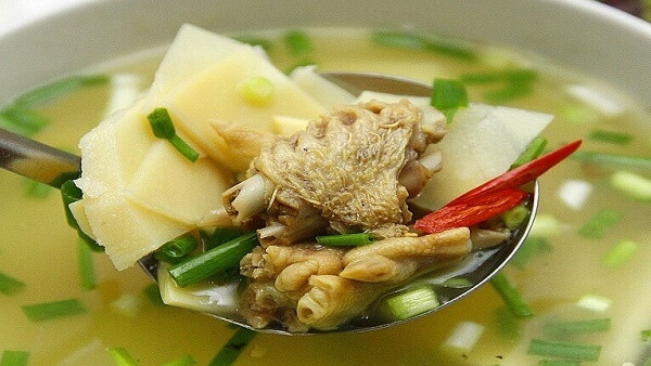 Cho măng vào xào cùng 1 chút hạt nêm cho đậm vị. Phi thơm hành băm, cho vịt vào xào sơ, thêm gừng thái vào. Khi miếng thịt săn lại thì đổ lại 1 lít nước vào đun sôi, sau đó để lửa liu riu để miếng thịt được chín mềm.