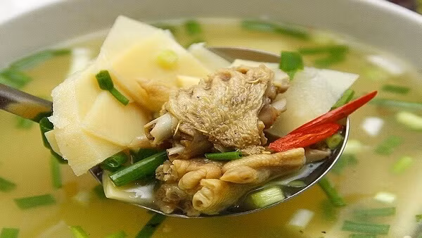 Cho măng vào xào cùng 1 chút hạt nêm cho đậm vị. Phi thơm hành băm, cho vịt vào xào sơ, thêm gừng thái vào. Khi miếng thịt săn lại thì đổ lại 1 lít nước vào đun sôi, sau đó để lửa liu riu để miếng thịt được chín mềm.