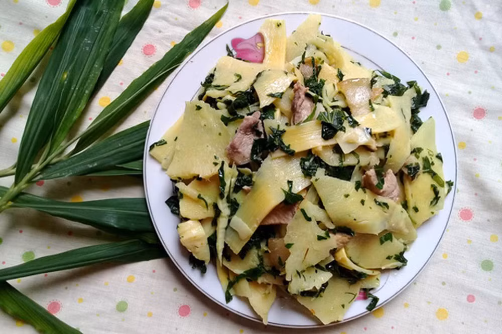 Sau đó, cho măng đã luộc vào xào cùng đến khi măng chín mềm thì cho lá lốt thái nhỏ, 1/2 thìa cà phê mắm, 1/5 thìa cà phê muối vào. Đảo đều trong 10 phút thì bày măng xào lên đĩa.