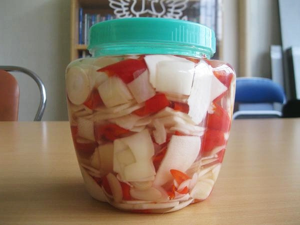 Măng ớt: Những người thích ăn cay thì món măng ớt chính là một đặc sản. Củ măng thái mỏng, luộc qua nước muối, để ráo nước rồi cho vào ngâm ớt, tỏi, móc mật độ nửa tháng là được lọ măng ớt, thứ gia vị ăn hàng ngày rất ngon.