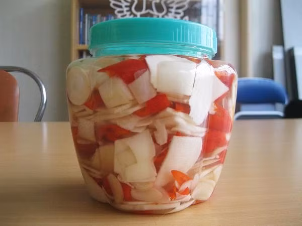 Măng ớt: Những người thích ăn cay thì món măng ớt chính là một đặc sản. Củ măng thái mỏng, luộc qua nước muối, để ráo nước rồi cho vào ngâm ớt, tỏi, móc mật độ nửa tháng là được lọ măng ớt, thứ gia vị ăn hàng ngày rất ngon.