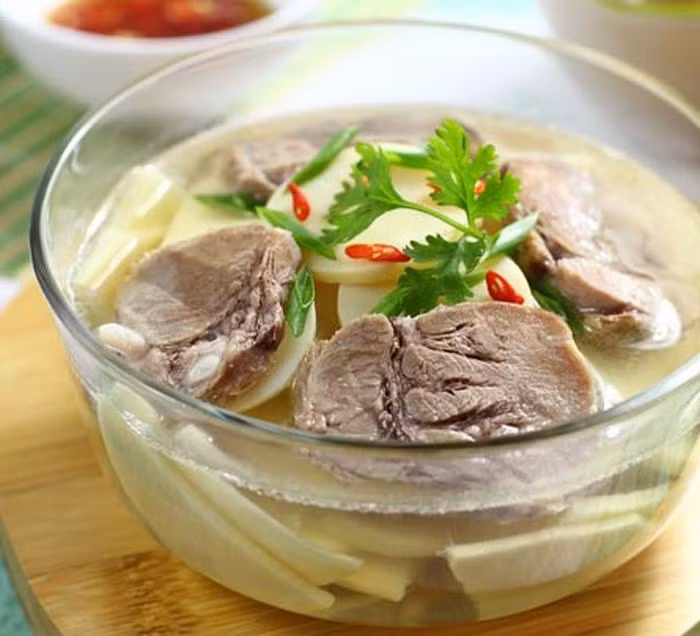 Vịt nấu măng: Nguyên liệu: Vịt, măng, quả sấu, rượu, gừng, rau mùi tàu, hành, gia vị. Vịt làm sạch, xát lại bằng rượu gừng để khử mùi hôi của vịt. Chặt vịt thành miếng vừa ăn.