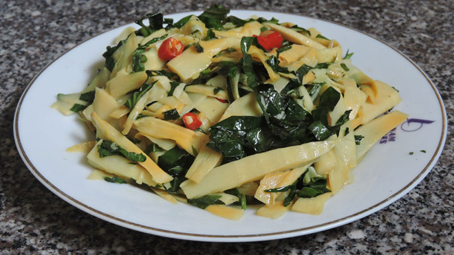 Món này mới ăn lần đầu cảm giác đắng không chịu được, nhưng càng nhai kĩ, vị đắng sẽ mất dần, thay vào đó, nếu nhẩn nha nhai là vị thoang thoảng ngọt, nhè nhẹ cay, rất lạ.