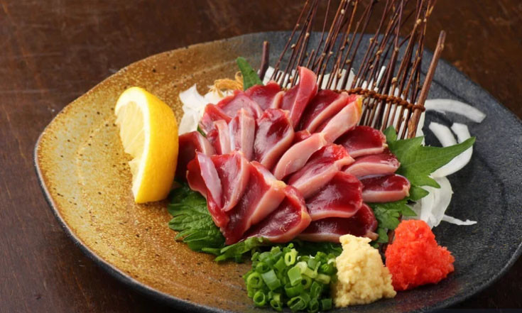 Sashimi thịt nai: Ngay cả món sashimi thịt ngựa nhiều người không thích thì món shikasashi, sashimi thịt nai này cũng không được nhiều du khách lựa chọn. Ăn thịt sống dường như rất phổ biến ở Nhật Bản, nhưng thịt nai sống là khá táo bạo.