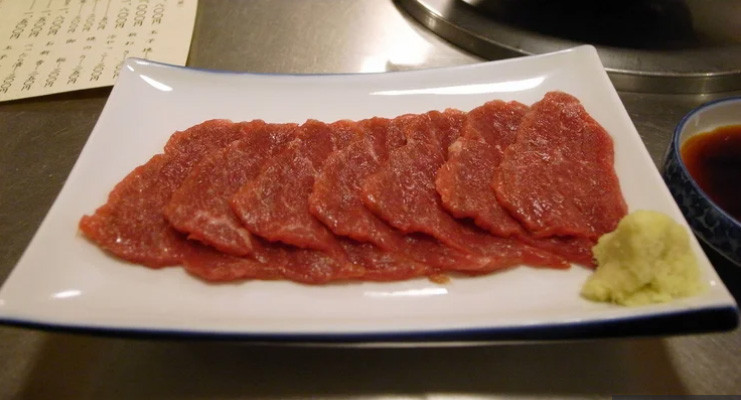 Sashimi thịt ngựa: Những người yêu thích sushi có lẽ cũng thích thưởng thức sashimi cá với cá càng tươi, càng ngon. Nhưng có một loại sashimi hoàn toàn khác thường ở Nhật Bản mà đa số thực khách nước ngoài sẽ từ chối đó là món sashimi thịt ngựa.