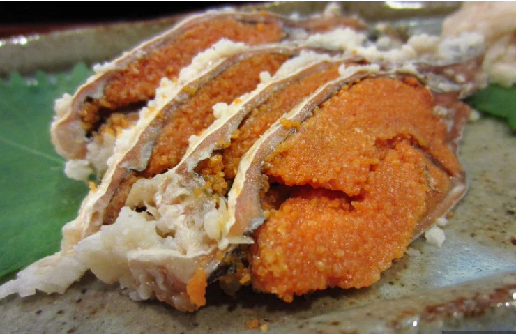 Funazushi: Món ăn kinh dị có mùi khó ngửi này chính là cá chép lên men. Mặc dù cá là một thực đơn phổ biến ở Nhật nhưng cá chép lên men lại là món ăn kinh dị có mùi vị khác lạ mà rất hiếm du khách dám thử.