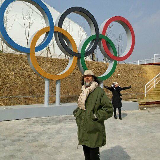 Ngoài đời, ông Kim có phong cách thời trang phóng khoáng, hướng tới tinh thần thể thao, khỏe khoắn.