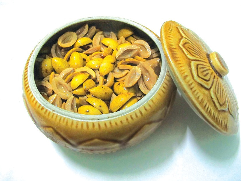 Chữa viêm tắc mạch máu: Một trong những công dụng của quả trám là chữa viêm tắc mạch máu. Dùng quả trám trắng luộc ăn cái, uống nước hàng ngày, mỗi ngày 200 g. Liệu trình 1-2 tháng.