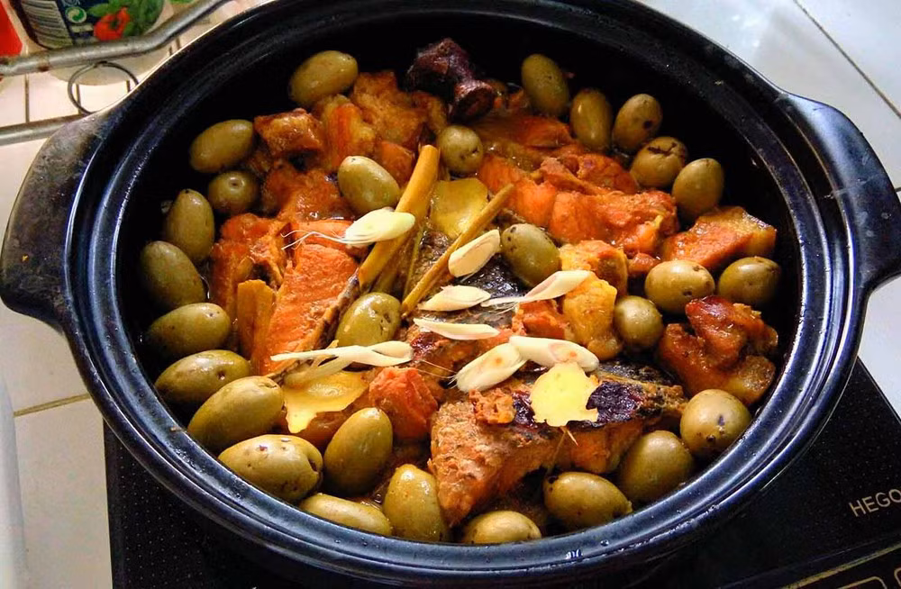 Trị nứt nẻ kẽ ngón và gót chân khi trời rét: Hạt trám trắng đốt thành than, tán mịn, trộn đều với dầu thực vật, bôi vào chỗ đau. 