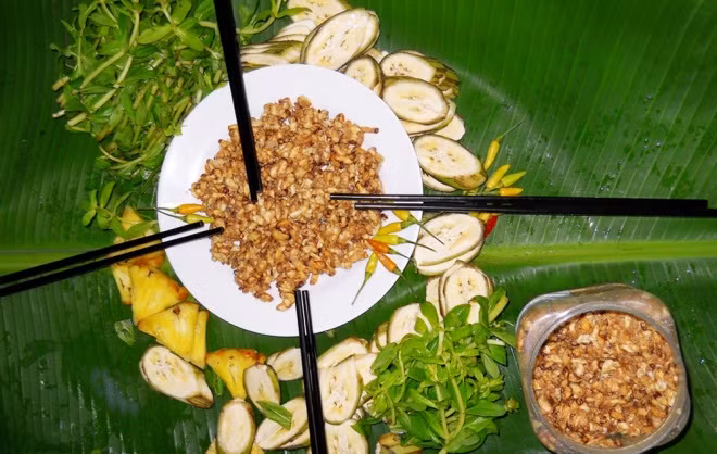 Mắm ong: Đây là một đặc sản thiên nhiên tuyệt vời mà rừng U Minh dành tặng riêng cho người dân Cà Mau.