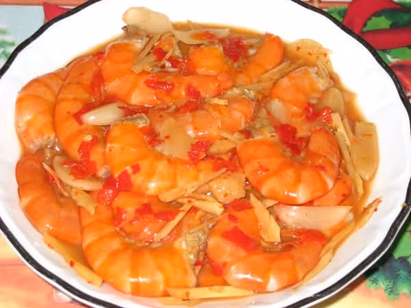 Mắm tôm chua: Đây được xem là loại mắm đặc trưng nhất của vùng đất này, với chất lượng và mùi vị thơm ngon ít nơi nào sánh được. Từ con tôm đất tự nhiên, người dân xứ Đất Mũi đã làm nên món mắm tôm đặc biệt. Để có được những con mắm tôm thơm ngon này, người làm phải trải qua nhiều giai đoạn kỳ công.