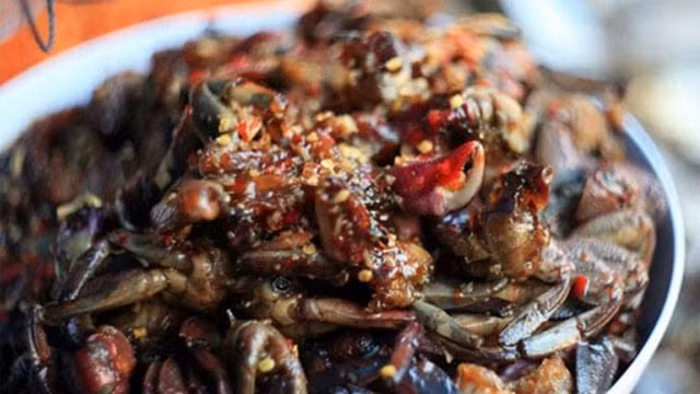 Mắm ba khía Rạch Gốc: Chắc hẳn những ai từng đặt chân đến mảnh đất Cà Mau này đều không thể bỏ lỡ việc thưởng thức món mắm ba khía của người dân nơi đây, món được mệnh danh “ăn một lần, nhớ một đời”.