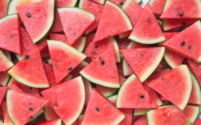 Dưa hấu là một loại trái cây khác có hàm lượng kali cao để giảm trọng lượng nước. Một nghiên cứu từ Đại học Kentucky cũng cho thấy uống nước ép dưa hấu có thể làm giảm mỡ trong cơ thể và thậm chí giảm cholesterol.