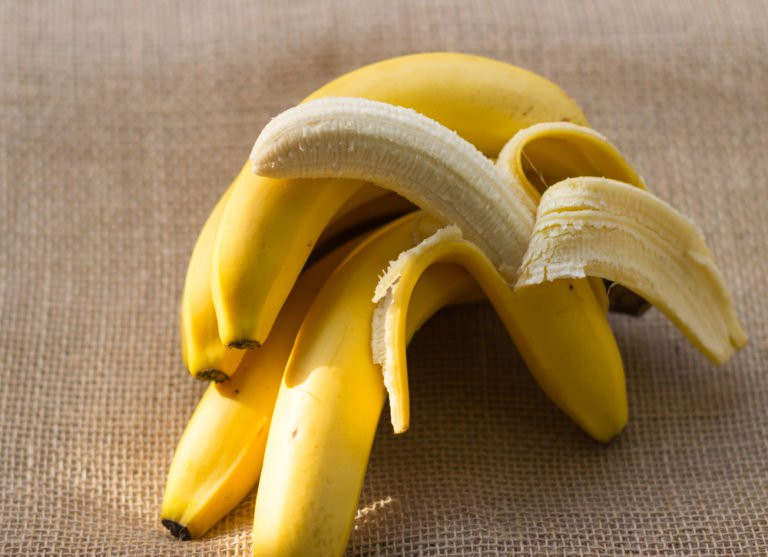 Chuối: Kali trong chuối có thể giúp loại bỏ thêm chất lỏng ra khỏi cơ thể, từ đó giúp bạn lấy lại vòng eo thon.