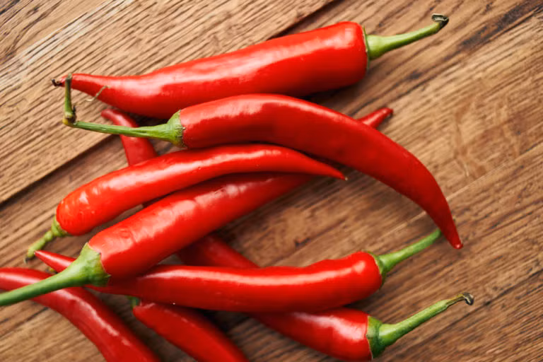 Ớt đỏ: Bổ sung ớt đỏ trong bữa ăn có thể tăng cường sự trao đổi chất trong cơ thể thêm 25%, lượng calo được đốt cháy hiệu quả và thu nhỏ vòng eo.