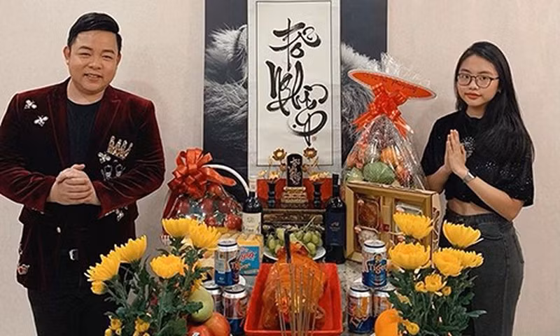 Mới đây, trên trang cá nhân, Phương Mỹ Chi chia sẻ hình ảnh dân hương Tổ nghiệp cùng ba nuôi Quang Lê. Vì mặc áo crop top nên cô bị một số thành viên trên mạng xã hội nhắc nhở.