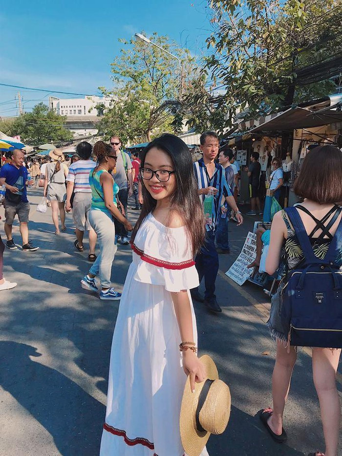 Chiếc váy trắng trễ vai giúp cô trở nên nữ tính, gợi cảm hơn. Ảnh: FBNV. 