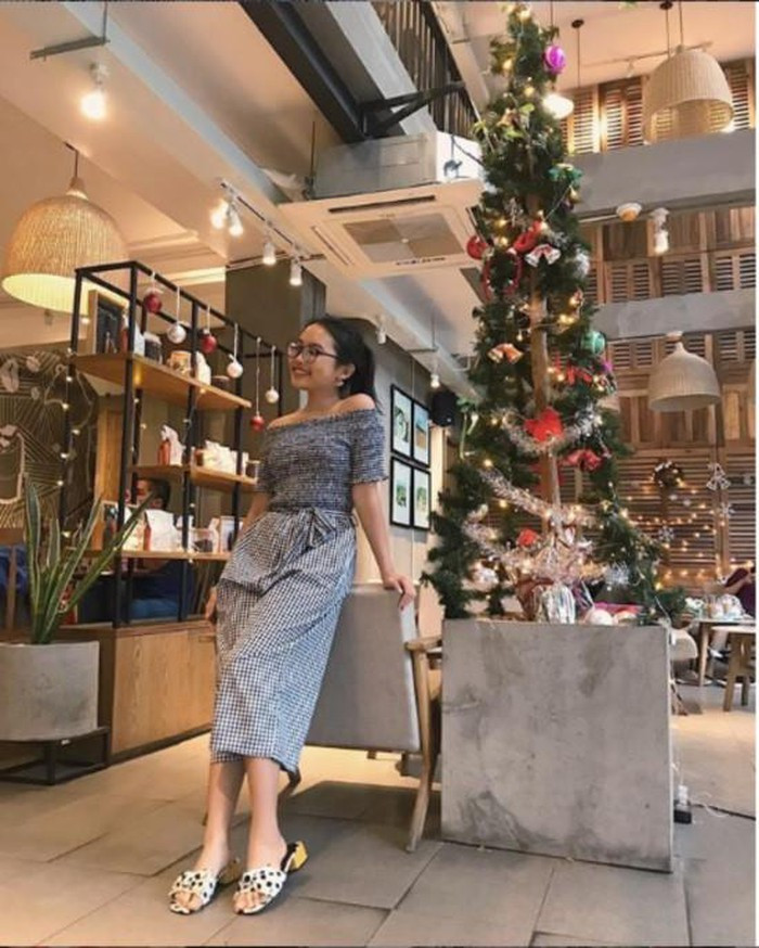 Khi đi chơi, cô nàng chọn chiếc váy trễ vai điệu đà.