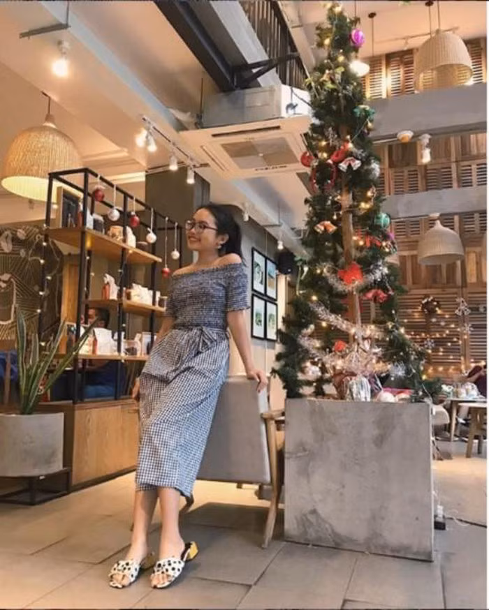 Khi đi chơi, cô nàng chọn chiếc váy trễ vai điệu đà.