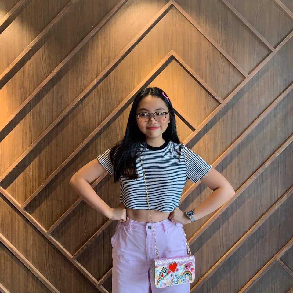 Ở tuổi 16, "cô bé dân ca" đã lột xác thành một thiếu nữ chuộng phong cách thời trang khoe eo gợi cảm.